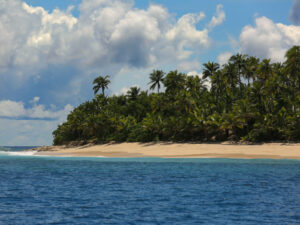 zwei wollen meer reiseblog segeln pazifik fiji yasawa inseln grün bergig strand kokospalmen