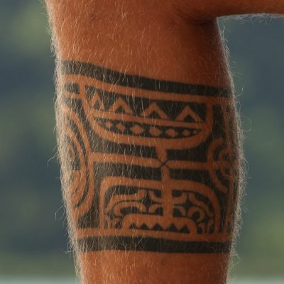 Ka’ake Etua pokāo te patutiki maori zwei wollen meer französisch polynesien tätowiert tätowierung wade bein tattoo tribal