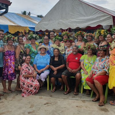 blumenketten tiare zwei wollen meer familienfotogeburtstagsfeier tahiti fenua