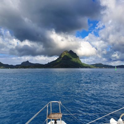 Einfahrt Bora Bora zwei wollen meer