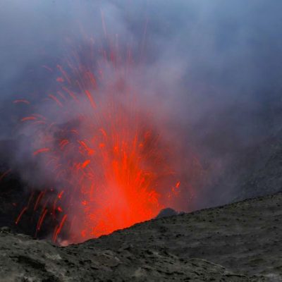zwei wollen meer reiseblog segeln pazifik weltreise vanuatu tanna vulkan krater yasur rauch lava aktiv dunkelheit leuchten explosion