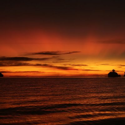 zwei wollen meer reiseblog segeln pazifik fiji weltreise matuku moala cakova bucht felsen sonne wolken sonnenuntergang dämmerung farben rot himmel