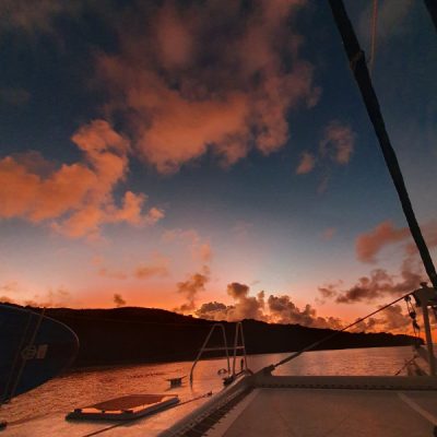 zwei wollen meer reiseblog segeln pazifik fiji vava u katamaran inseln dämmerung