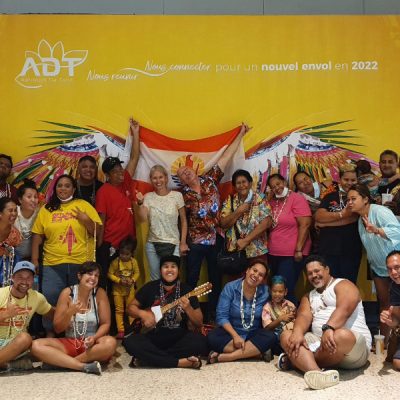 zwei wollen meer reiseblog segeln pazifik südsee französisch polynesien flughafen verabschiedung muschelketten