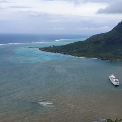 zwei wollen meer montagne magique reiseblog segeln pazifik südsee französisch polynesien moorea regenzeit lagune wolken opunohu bay kreuzfahrtschiff dreck