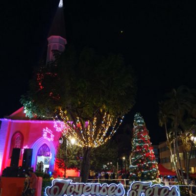zwei wollen meer weihnachten tahiti kirche weihnachtsbaum
