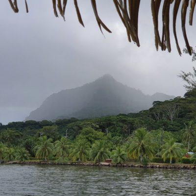 regen berge zwei wollen meer huahine südsee französisch polynesien