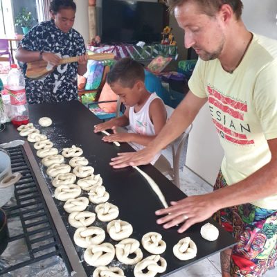 Brezelbacken mit den Kindern