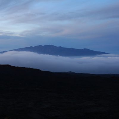 zwei wollen meer reiseblog segeln pazifik hawaii mauna loa wanderweg lava wandern mauna kea wolken