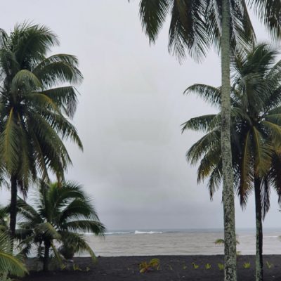 Der Regen hat das Meer braun gefärbt