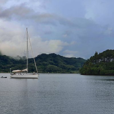 segelboot zwei wollen meer huahine südsee französisch polynesien