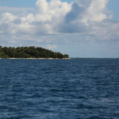 zwei wollen meer reiseblog segeln pazifik fiji yasawa inseln grün bergig strand kokospalmen drawaqa