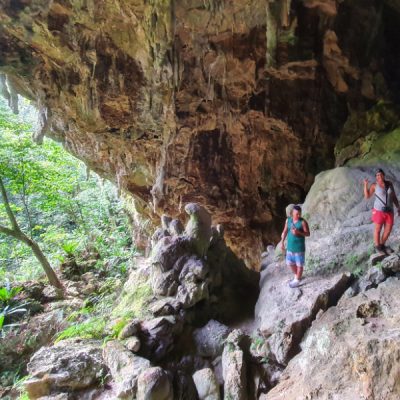 zwei wollen meer rurutu austral inseln tropfsteine grotten höhlen