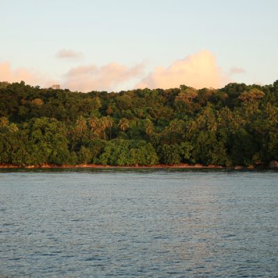 Die Malua Bay ist umgeben von sattem Grün