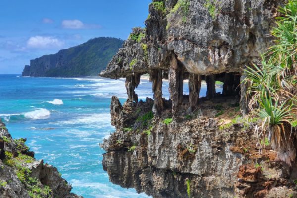 zwei wollen meer rurutu austral inseln tropfsteine grotten höhlen