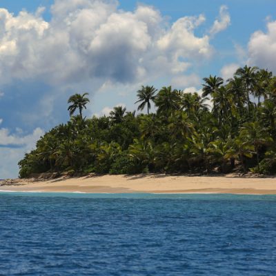 zwei wollen meer reiseblog segeln pazifik fiji yasawa inseln grün bergig strand kokospalmen
