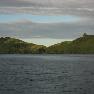 zwei wollen meer reiseblog segeln pazifik fiji yasawa inseln grün bergig strand