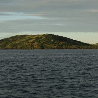 zwei wollen meer reiseblog segeln pazifik fiji yasawa inseln grün bergig strand