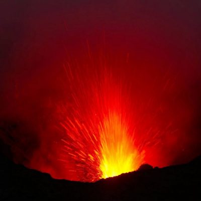 zwei wollen meer reiseblog segeln pazifik weltreise vanuatu tanna vulkan krater yasur rauch lava aktiv dunkelheit leuchten lava explosion eruption