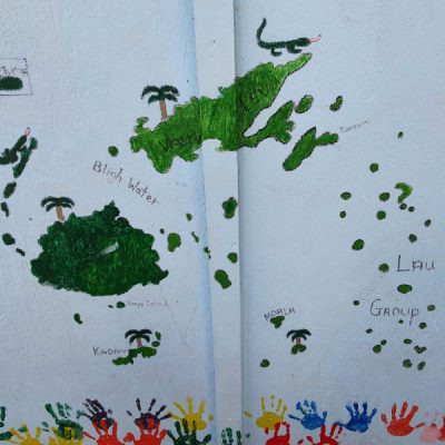 zwei wollen meer reiseblog segeln pazifik fiji weltreise matuku moala häuser cakova dorf schule rundgang landkarte fidschi gemalt