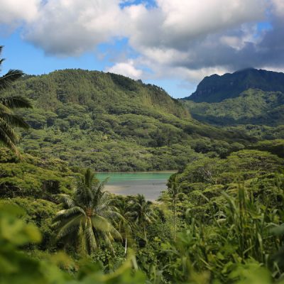 berge dschungel zwei wollen meer huahine südsee französisch polynesien