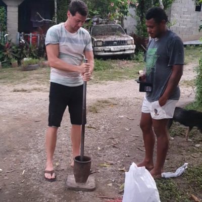 zwei wollen meer reiseblog segeln pazifik fiji dorf kava wurzel stampfen mahlen pulver