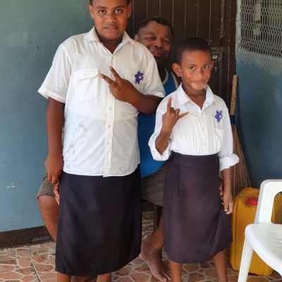 zwei wollen meer reiseblog segeln pazifik fiji schule dorf uniform kirche