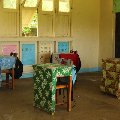 zwei wollen meer reiseblog segeln pazifik fiji weltreise matuku moala schule tisch
