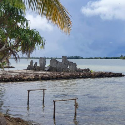 Marae zwei wollen meer huahine südsee französisch polynesien