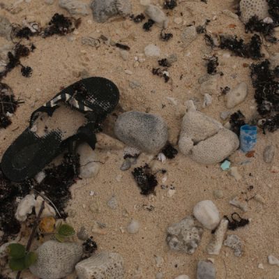 zwei wollen meer rimatara südsee austral inseln müllsammeln strand beachcleanup flip flops