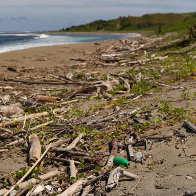zwei wollen meer plastik reiseblog segeln pazifik fiji strand dünen müll