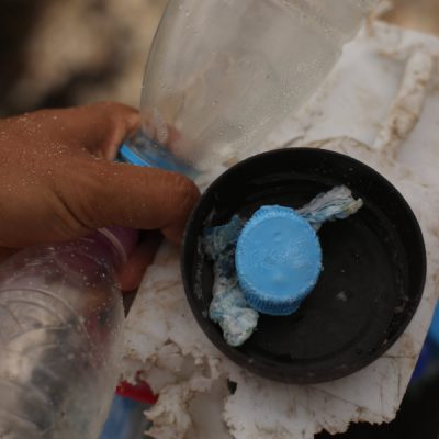 zwei wollen meer rimatara südsee austral inseln plastikflaschen müllsammeln strand beachcleanup