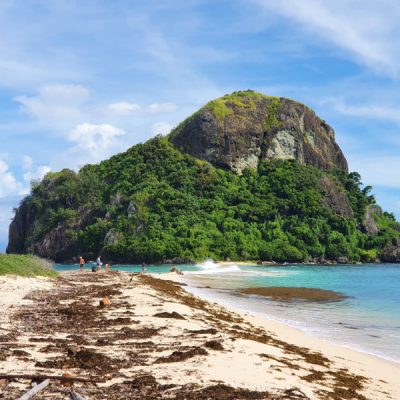 zwei wollen meer reiseblog segeln pazifik fiji yasawa müll am strand müllsammeln einsame insel
