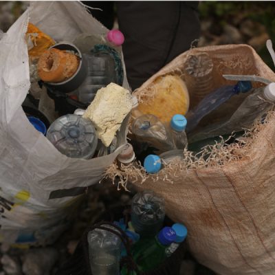 zwei wollen meer rimatara südsee austral inseln plastikflaschen müllsammeln strand beachcleanup
