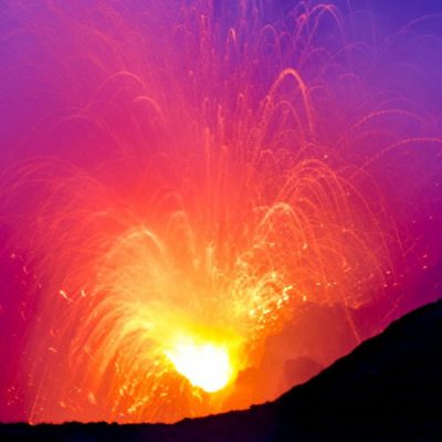 zwei wollen meer reiseblog segeln pazifik weltreise vanuatu tanna vulkan krater yasur rauch lava aktiv dunkelheit leuchten explosion lava eruption