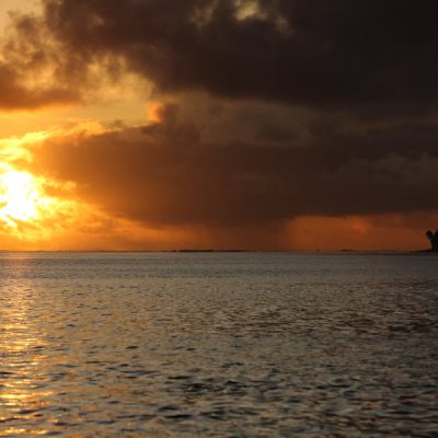 zwei wollen meer reiseblog segeln pazifik fiji weltreise lakeba lakemba sonnenuntergang regen
