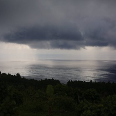 zwei wollen meer rurutu austral inseln regenwolken