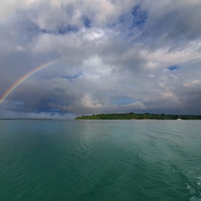 Regenbogen über der Surunda Bay