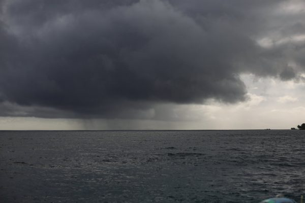 Regenwolken erwarten uns zwei wollen meer segeln pazifik weltreise fiji fidschi reiseblog ringgold inseln yanuca regen wolke sturm unwetter