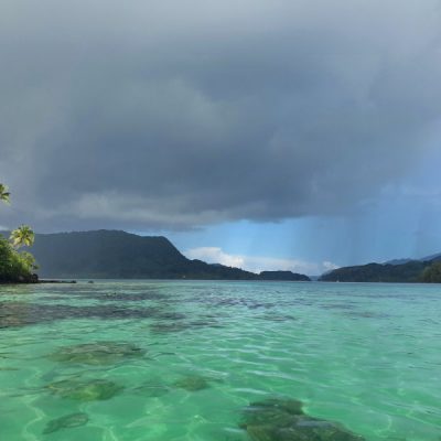 korallen schnorcheln zwei wollen meer huahine südsee französisch polynesien