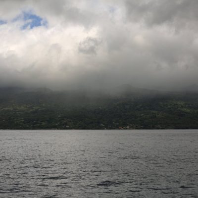 zwei wollen meer segeln pazifik weltreise fiji fidschi reiseblog taveuni regen küste