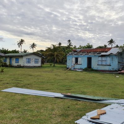 zwei wollen meer reiseblog segeln pazifik fiji vava u katamaran segeln dorf sevusevu yasawa sturm winston schaden dach