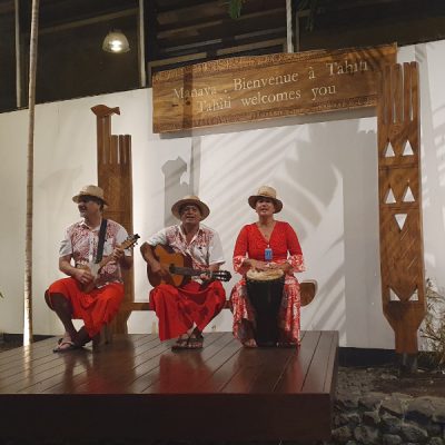 Willkommensband am Flughafen Papeete