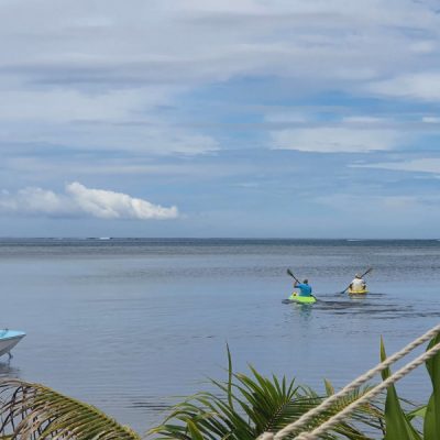 zwei wollen meer reiseblog segeln pazifik südsee französisch polynesien moorea regenzeit lagune wolken kajak